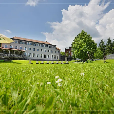 Pod Lipou Отель